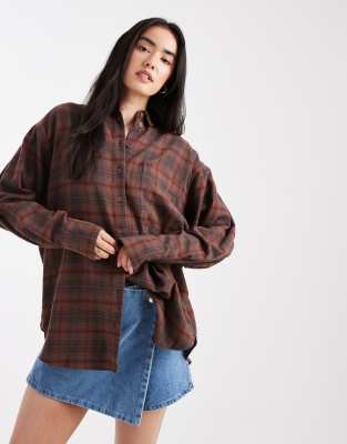 ASOS DESIGN - Angeraute Oversize-Hemdbluse in kariertem Braun-Brown