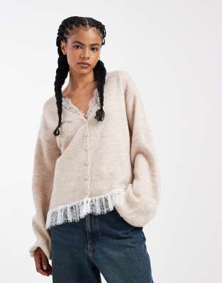 ASOS DESIGN - Angeraute Strickjacke in Hellbeige mit Spitzenborte-Weiß