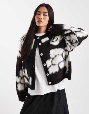 ASOS DESIGN - Angeraute Strickjacke in Schwarz mit Blumenmuster-Bunt