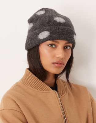 ASOS DESIGN - Angeraute Strickmütze in Grautönen mit Polka Dots