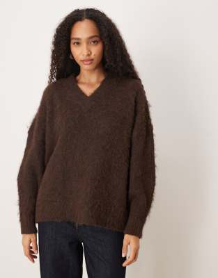 ASOS DESIGN - Angerauter Oversize-Strickpullover in Schokobraun mit V-Ausschnitt-Brown