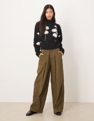 ASOS DESIGN - Angerauter, taillierter Pullover in Schwarz-Weiß mit Blumenmuster und hohem Kragen