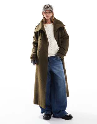 ASOS DESIGN - Angerauter Trenchcoat in Khaki mit Stehkragen-Grün