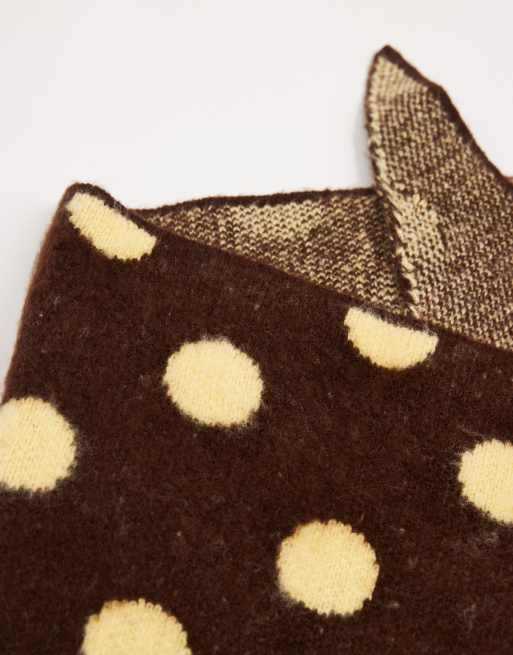 ASOS DESIGN – Angerautes Dreieckstuch in Schokobraun mit Polka Dots in Buttermilchgelb, 3 von 3