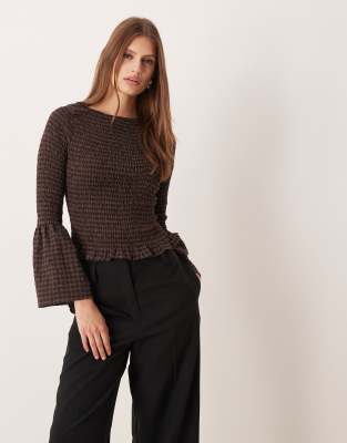 ASOS DESIGN - Angerautes, gesmoktes Oberteil mit Karomuster und Flügelärmeln-Bunt