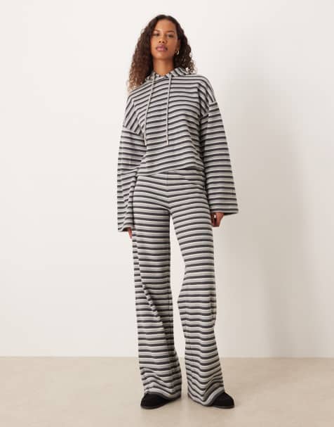 ASOS DESIGN – Angerautes, gestreiftes Set in Grau, bestehend aus Kapuzenpullover und Hose - view 1