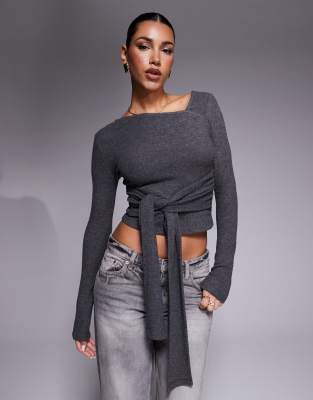 ASOS DESIGN - Angerautes langärmeliges Oberteil in Anthrazit mit asymmetrischem Ausschnitt und Bindedetail in der Taille...