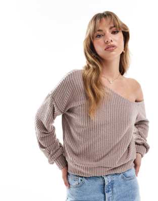 ASOS DESIGN - Angerautes, lockeres Sweatshirt in Braun mit Off-Shoulder-Design-Brown