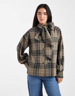 ASOS DESIGN - Angerautes Oversize-Hemd in kariertem Marineblau mit Schleifendetail am Kragen-Brown