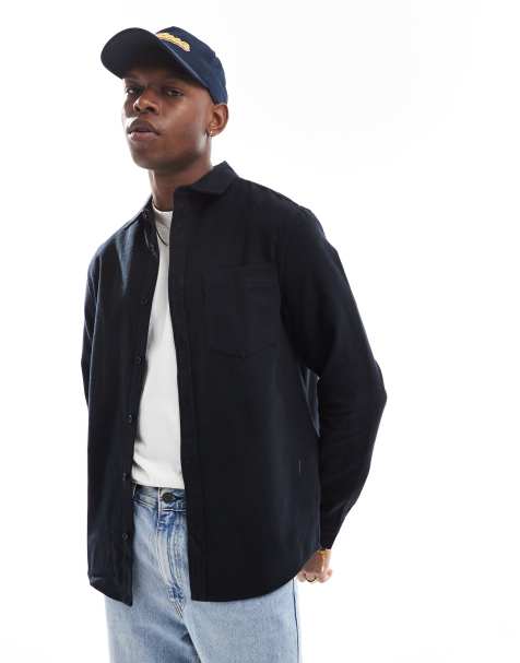 ASOS DESIGN – Angerautes Oxford-Hemd in Schwarz mit regulärer Passform - view 1