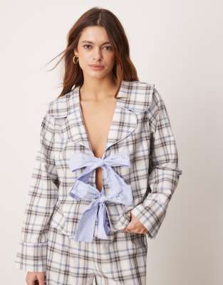 ASOS DESIGN – Angerautes Pyjama-Oberteil mit Karomuster und blauen Bindeschleifen vorn, Kombiteil - view 1