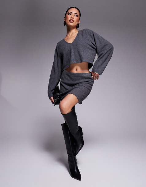 ASOS DESIGN – Angerautes Set in Anthrazit, aus langärmligem Oberteil mit tiefem V-Ausschnitt und Minirock - view 1