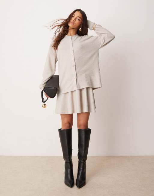 ASOS DESIGN – Angerautes Set in Cremeweiß, aus Longline-Strickjacke und Minirock