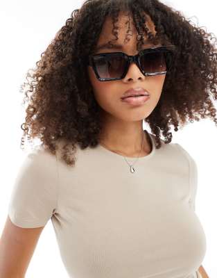 ASOS DESIGN - Angeschrägte, eckige Sonnenbrille in glänzendem Schwarz