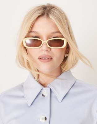 ASOS DESIGN - Angeschrägte Sonnenbrille in Buttermilchgelb mit schmalem Design