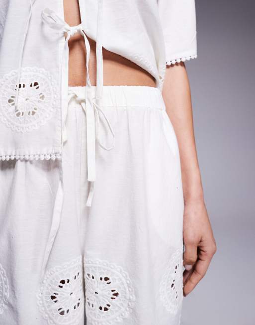 ASOS DESIGN - Angie - Cremehvide strandshorts i bomuldspoplin med broderi, 4 af 5