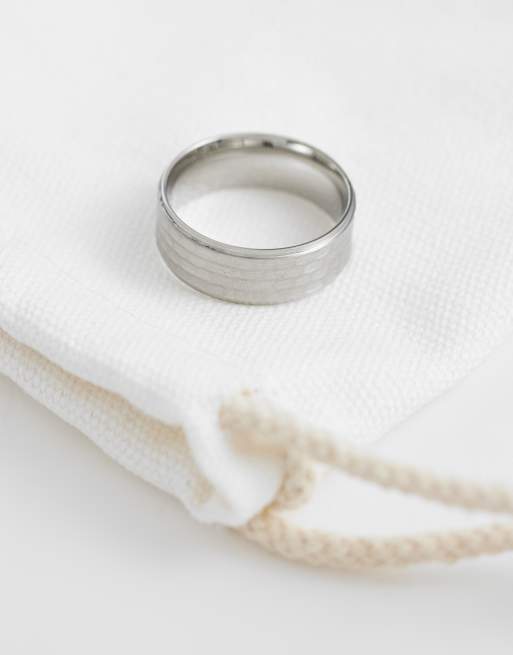 ASOS DESIGN - Anillo de banda plateado texturizado de acero inoxidable resistente al agua, 3 de 3