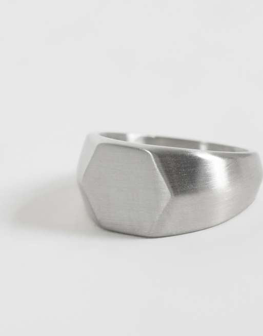 ASOS DESIGN - anillo sello hexagonal de acero inoxidable impermeable en plata cepillada, 3 de 3