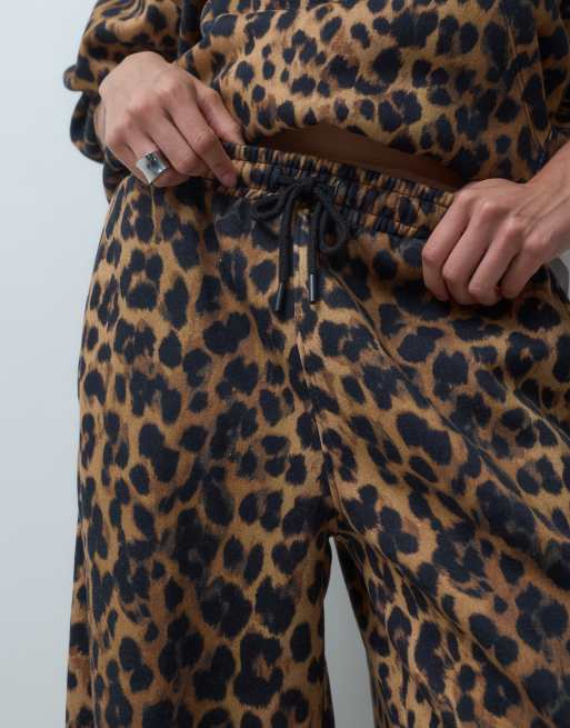 ASOS DESIGN animal leopard print barrel jogger co-ord, 2 of 5