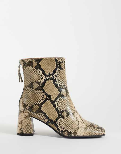 ASOS DESIGN ankelboots med bred passform och blockklack i ormmönster, Rafe, 2 av 4