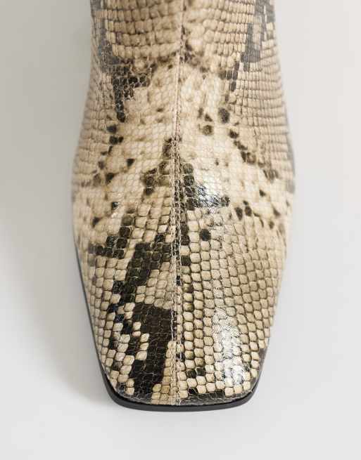 ASOS DESIGN ankelboots med bred passform och blockklack i ormmönster, Rafe, 3 av 4
