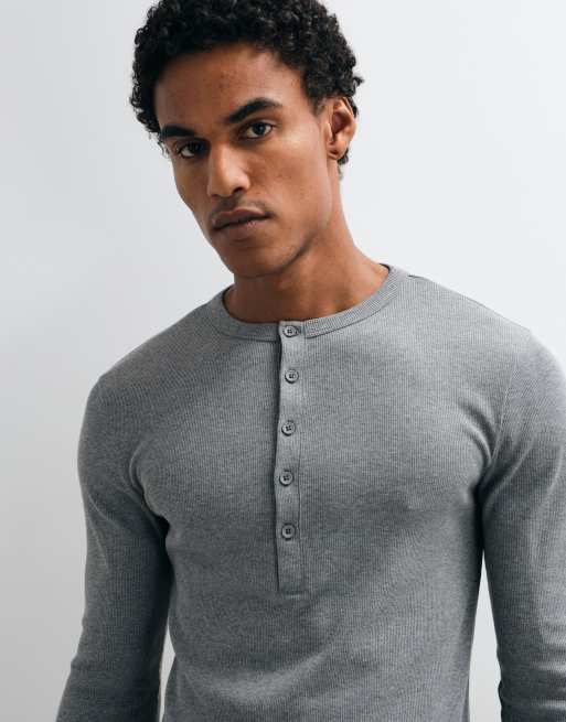 ASOS DESIGN anliegendes Henley-T-Shirt mit langen Ärmeln in meliertem Anthrazit-Rippstrick, 3 von 10