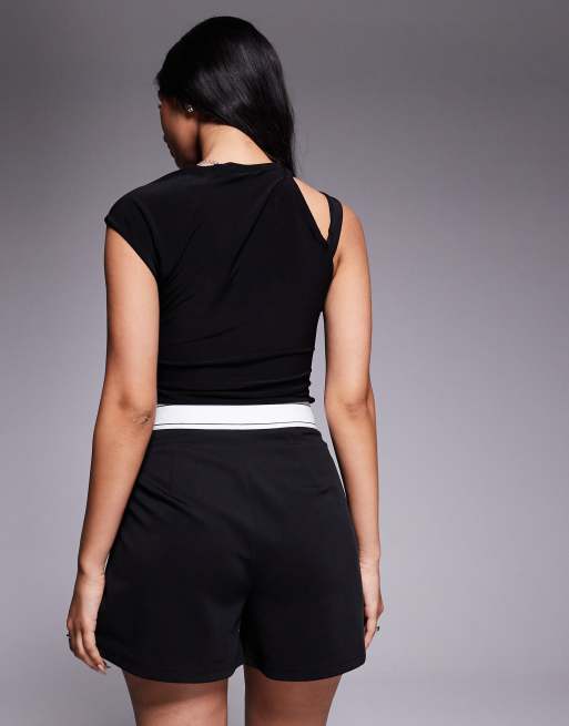 ASOS DESIGN – Anschmiegsame, elegante Twill-Shorts in Schwarz mit Bund-Detail, 4 von 5