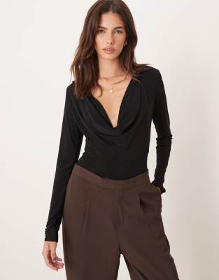 ASOS DESIGN - Anschmiegsamer Body in Schwarz mit tiefem Wasserfallausschnitt