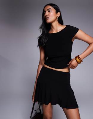 ASOS DESIGN - Anschmiegsamer, schwingender Minirock in Schwarz, Kombiteil