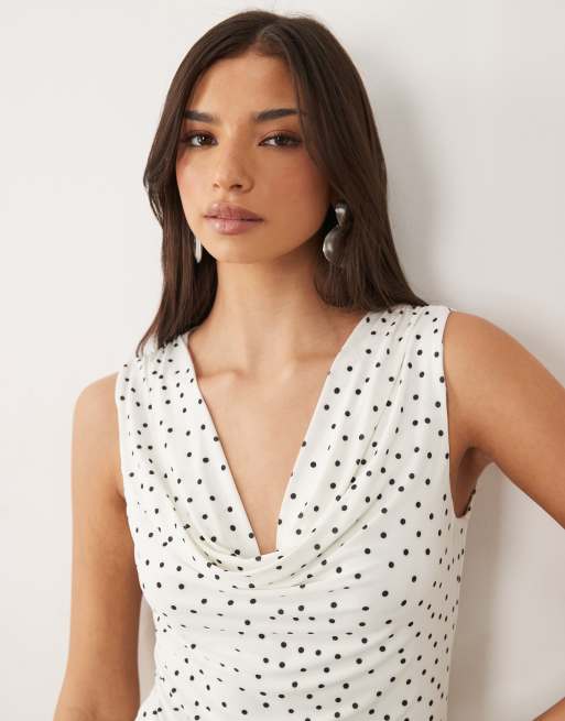 ASOS DESIGN – Anschmiegsames, drapiertes Oberteil mit Wasserfallausschnitt und Punktemuster, 3 von 4