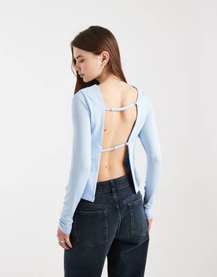 ASOS DESIGN - Anschmiegsames, langärmliges Oberteil in Hellblau mit Rückenausschnitt