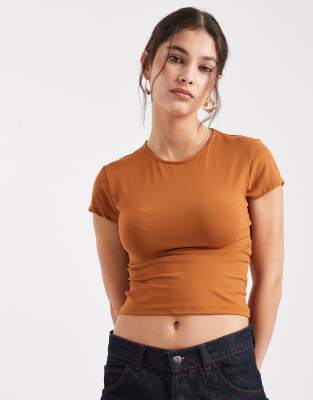 ASOS DESIGN - Anschmiegsames, mandelfarbenes T-Shirt aus Polyamid mit kurzem Schnitt-Blau