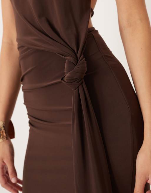 ASOS DESIGN – Anschmiegsames Maxikleid in Schokobraun mit Wasserfallausschnitt und Knotendetail vorne, 2 von 4