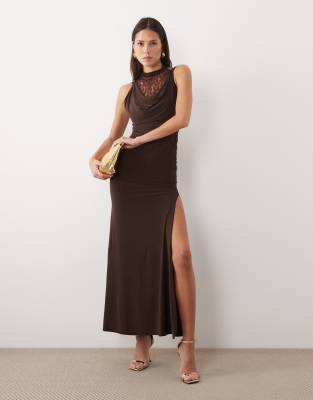 ASOS DESIGN - Anschmiegsames, mehrlagiges Maxikleid mit Spitze in Schokobraun und Wasserfallausschnitt-Brown