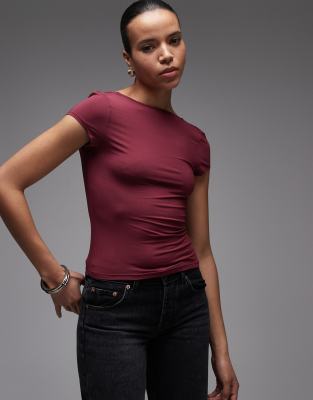 ASOS DESIGN - Anschmiegsames Oberteil in Burgunderrot mit Kappärmeln und U-Rückenausschnitt