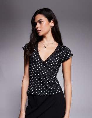 ASOS DESIGN - Anschmiegsames Oberteil in Schwarz mit weißen Polka Dots und Spitzenbesatz am V-Ausschnitt-Bunt