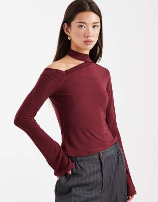 ASOS DESIGN - Anschmiegsames, schulterfreies Oberteil in Burgunderrot mit Schaldetail und ausgestellten Ärmeln