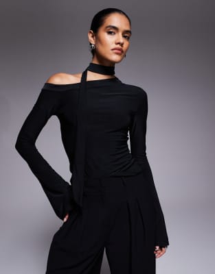 ASOS DESIGN - Anschmiegsames, schulterfreies Oberteil in Schwarz mit Schaldetail und ausgestellten Ärmeln