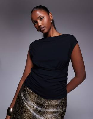 ASOS DESIGN - Anschmiegsames, tailliertes Oberteil in Schwarz mit breiten Schultern