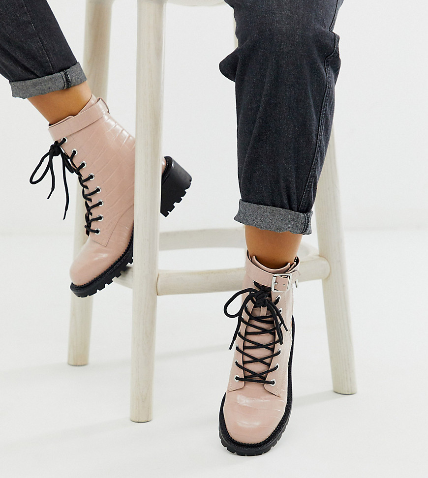 asos design -  – Anya – Geschnürte Stiefel in rosa Kroko-Optik mit Metallbesatz und weiter Passform