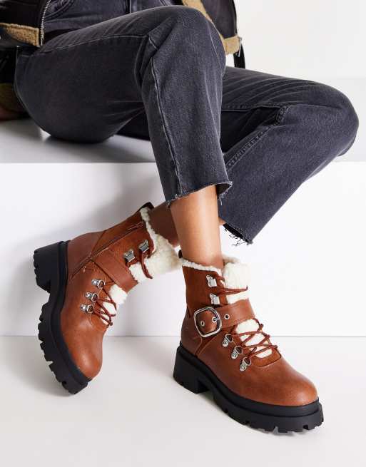 ASOS DESIGN - Applaud - Gyldenbrune snørestøvler med imiteret lammeskindsfor