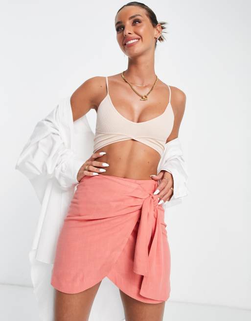 ASOS DESIGN – Aprikosfärgad minikjol i linne med omlottdesign