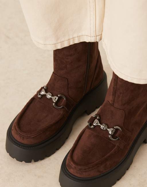 ASOS DESIGN – April – Loafer-Ankle-Boots aus Wildlederimitat in Schokobraun mit dicker Sohle, 3 von 4