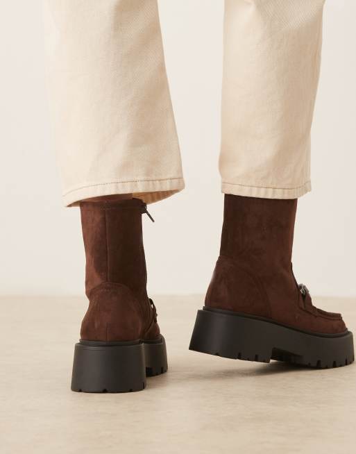 ASOS DESIGN – April – Loafer-Ankle-Boots aus Wildlederimitat in Schokobraun mit dicker Sohle, 4 von 4