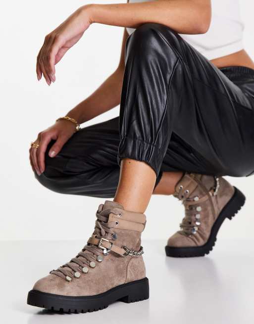 ASOS DESIGN - Arabelle - Scarponcini da trekking color talpa con catenina