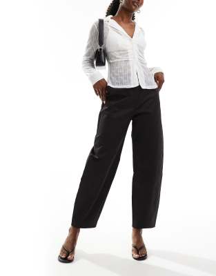 arch volume leg tailored pants in black