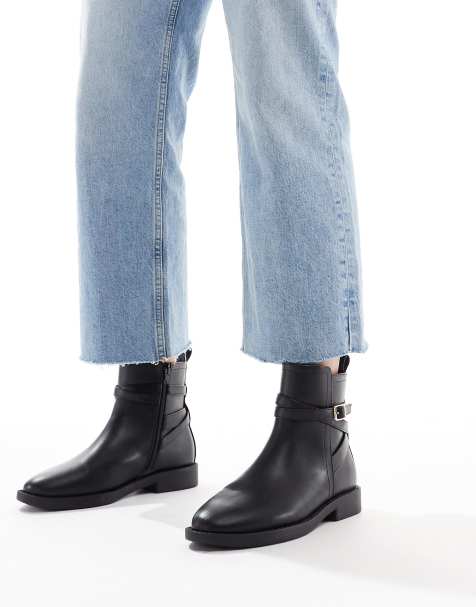 ASOS DESIGN – Aria – Svarta, platta chelseaboots med spänne och bred passform - view 1