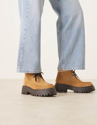 ASOS DESIGN - Arlo - Schnür-Boots aus Wildleder in Sand, mit klobiger Sohle und Teddyfell-Saum-Brown