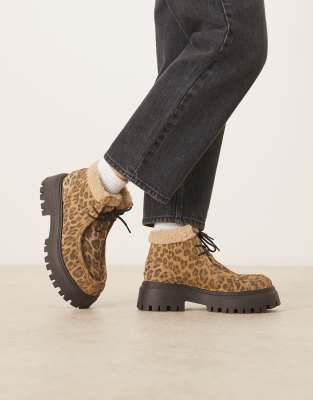ASOS DESIGN - Arlo - Schnür-Boots aus Wildleder mit Leopardenmuster, klobiger Sohle und Teddyfell-Saum-Bunt