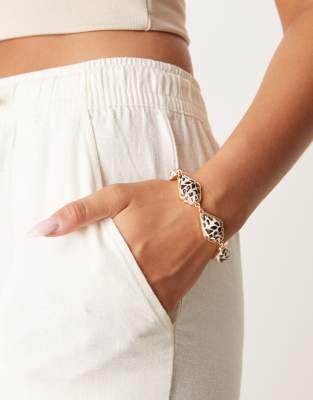 ASOS DESIGN - Armband in Gold mit Kunstperlen-Anhänger in gemalter Optik-Goldfarben